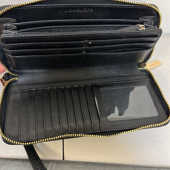 Michael Kors full zip wallet in great condition black some wear inside - Picture 3 of 4